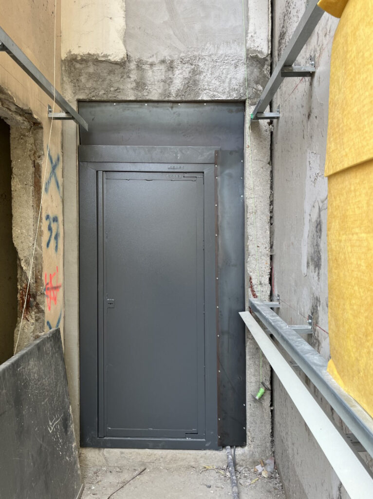 Une porte anti-intrusion en acier par zérosquat sur un chantier de rénovation